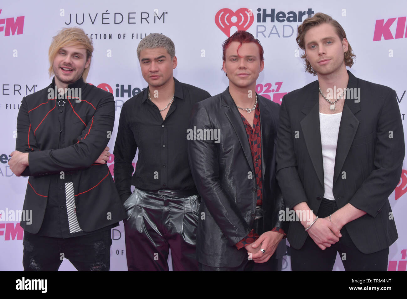 CARSON, CALIFORNIA - 01 giugno: (L-R) Michael Clifford, Calum cofano, Ashton Irwin, Luca Hemmings di musica del gruppo 5 secondi di estate frequentano il 2019 iHear Foto Stock