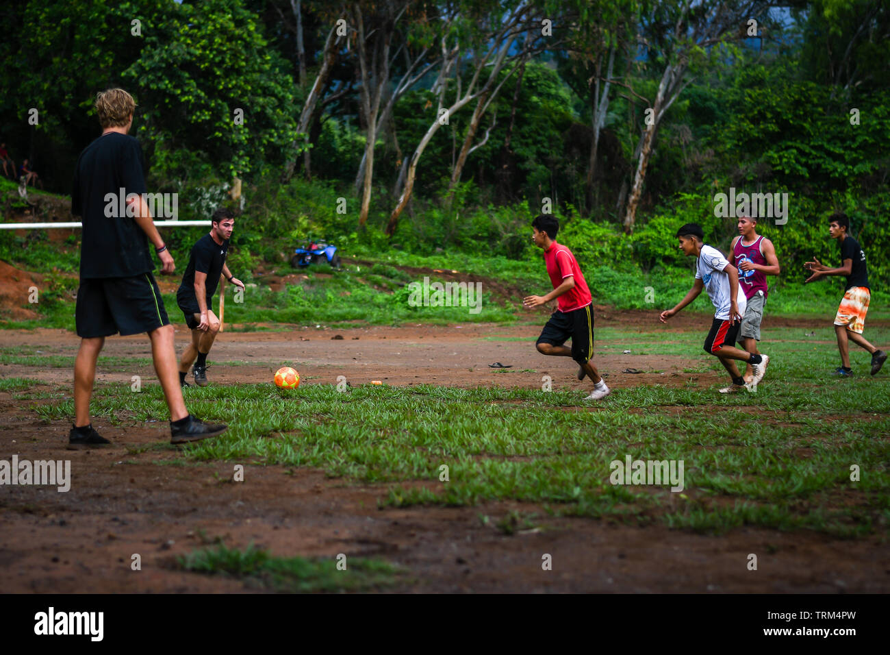 Latino i bambini che giocano a calcio/calcetto in rurale guatemalteca Foto Stock