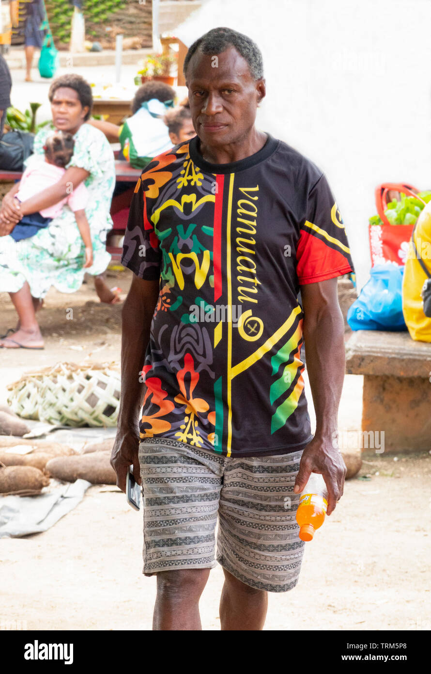 Ritratti di un uomo melanesiano che indossa una maglietta colorata in Port Vila, l'isola di Efate, Vanuatu, Melanesia Foto Stock