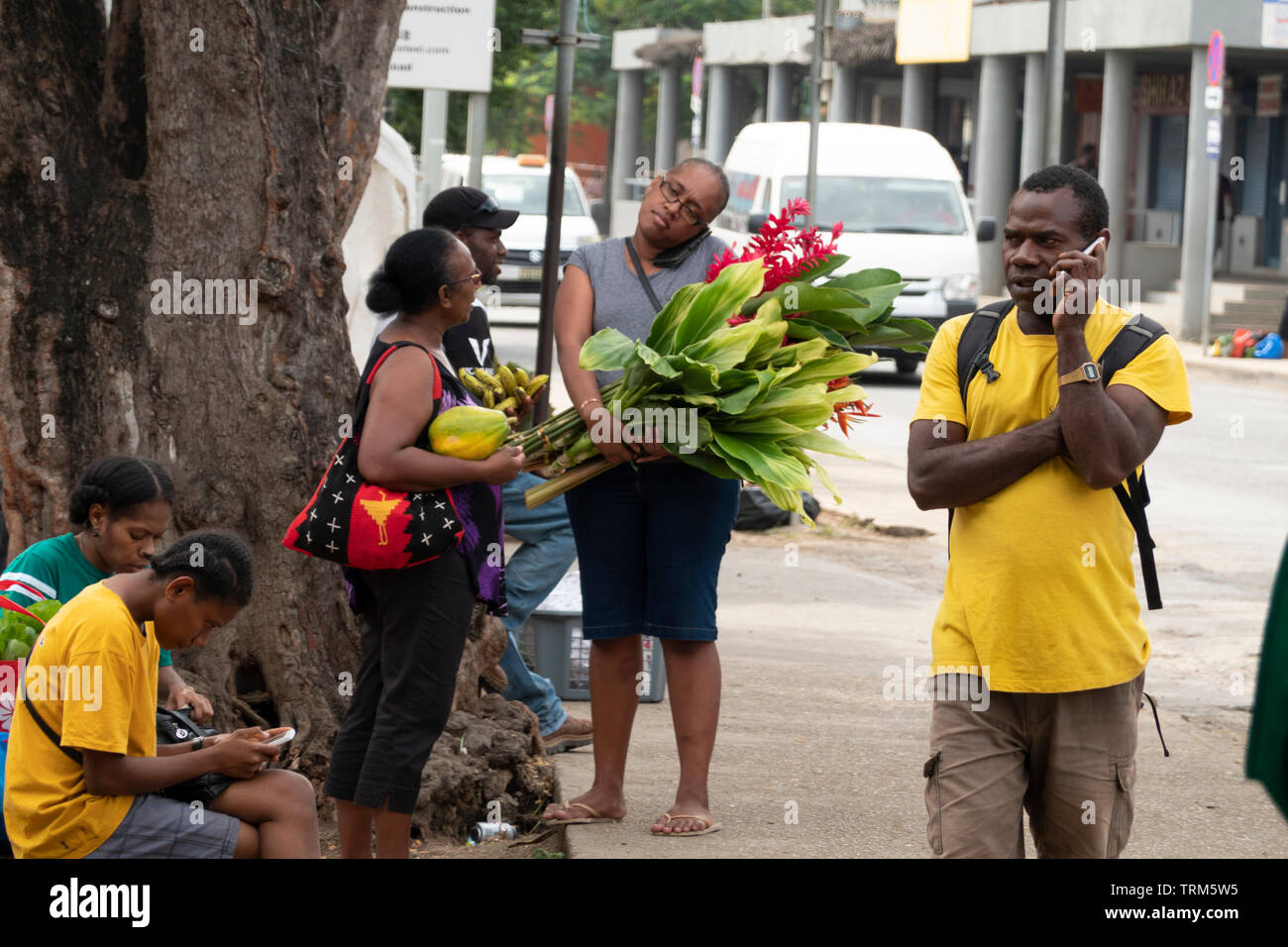 Scena di strada con persone sul loro telefono cellulare in Port Vila, l'isola di Efate, Vanuatu, Melanesia Foto Stock