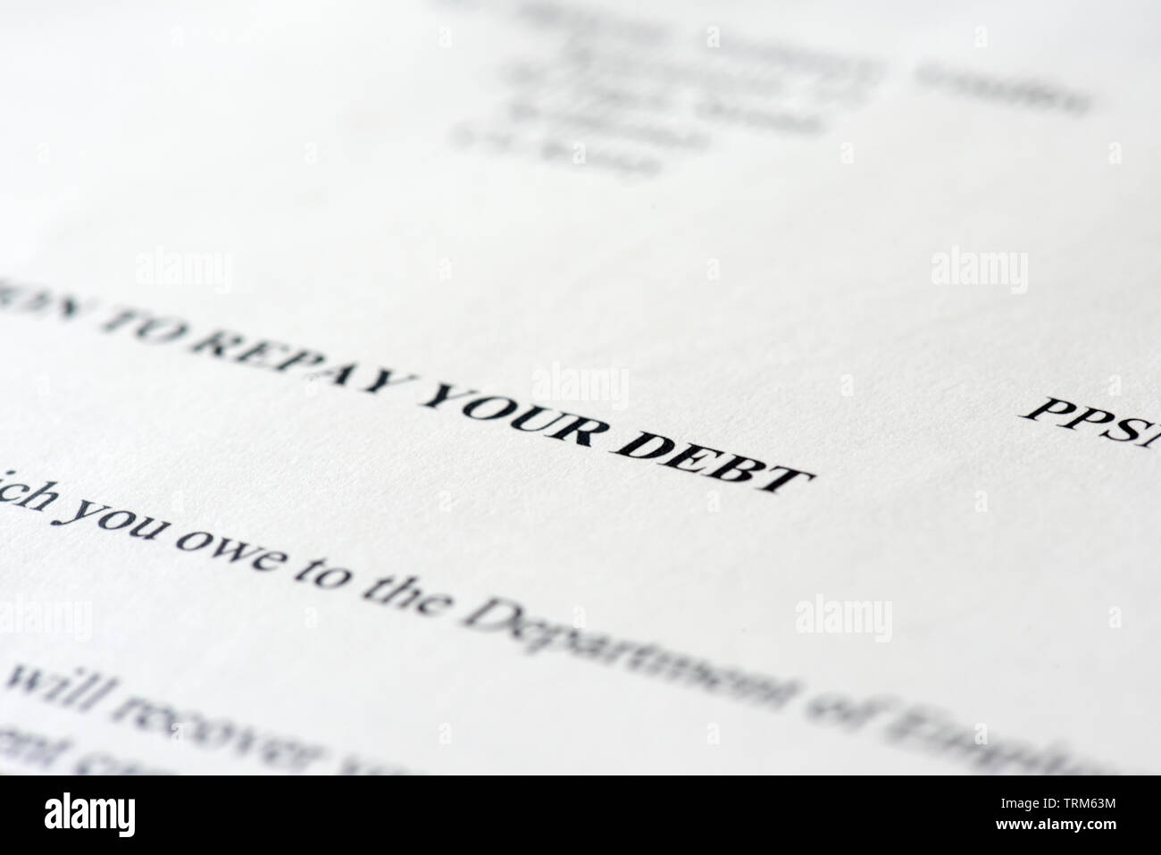 Il benessere sociale lettera in Irlanda con la notifica per il rimborso di un debito. Governo ufficiale lettera a un debitore. Close-up testo con profondità di campo Foto Stock