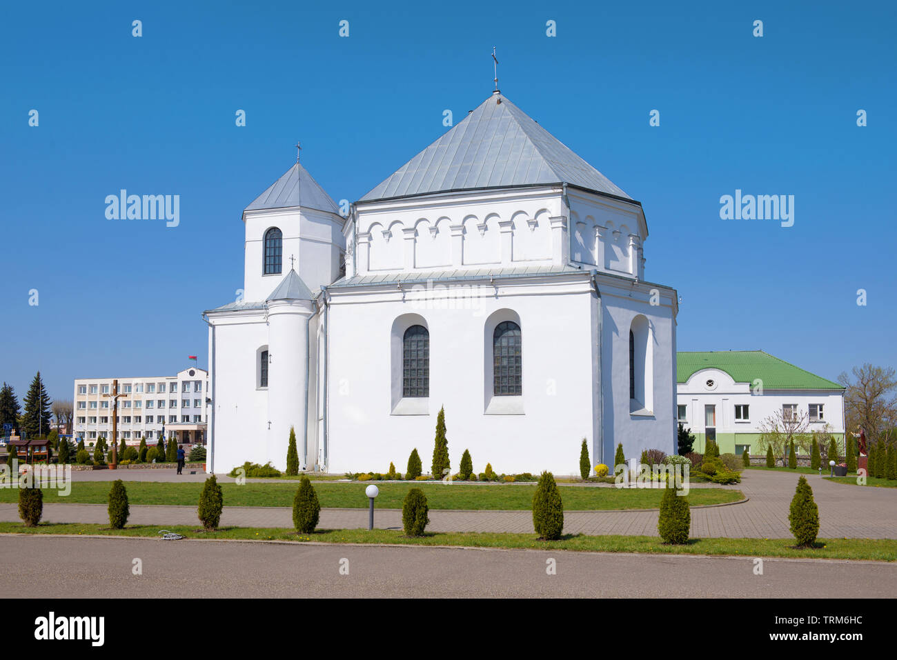 Chiesa di San Michele Arcangelo su una soleggiata giornata di aprile. Smorgon, Bielorussia Foto Stock