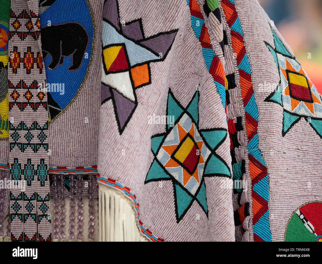 Close up bordato scialli e cinture con motivi geometrici e fringe indossato  a Pow Wow Foto stock - Alamy