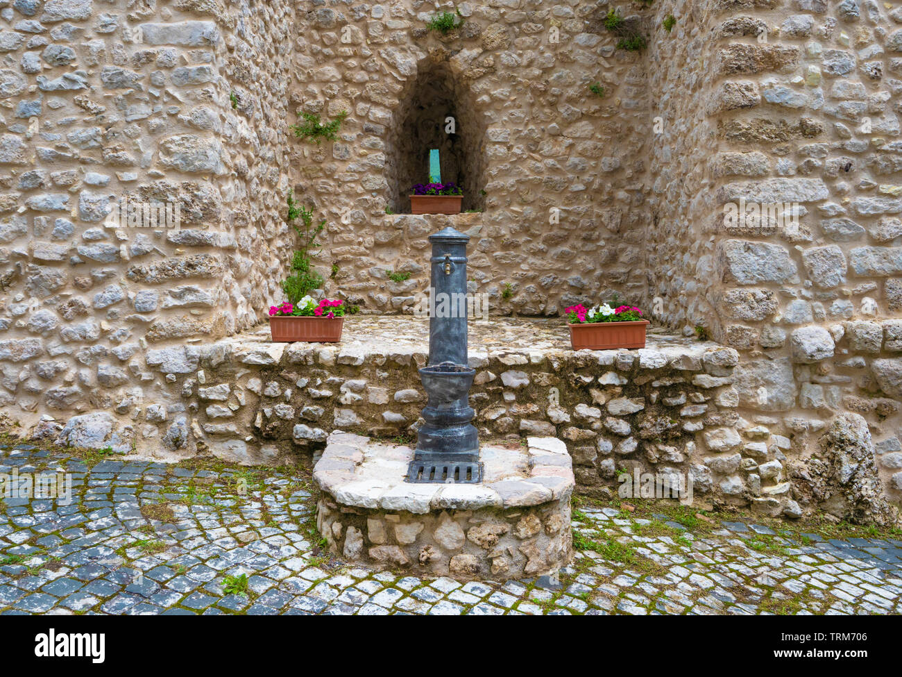 Assergi (Abruzzo, Italia) - Un piccolo e grazioso borgo medievale circondato da mura di pietra, nel comune di L'Aquila, sotto il Gran Sasso Foto Stock
