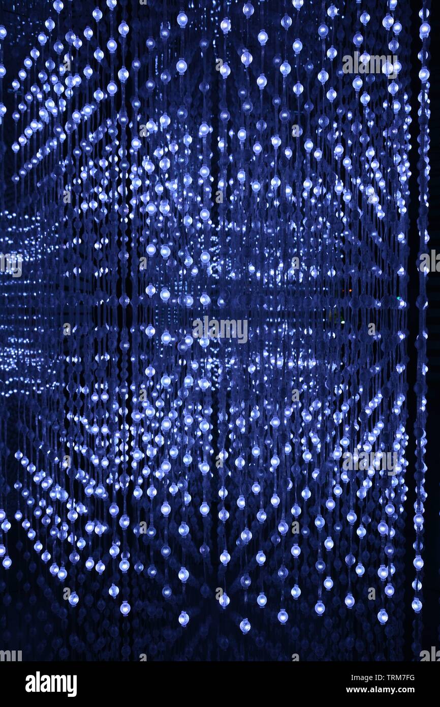Blue arte e matematica - LED di abbagliamento installazione di luci e colori a Xintiandi di Shanghai Foto Stock