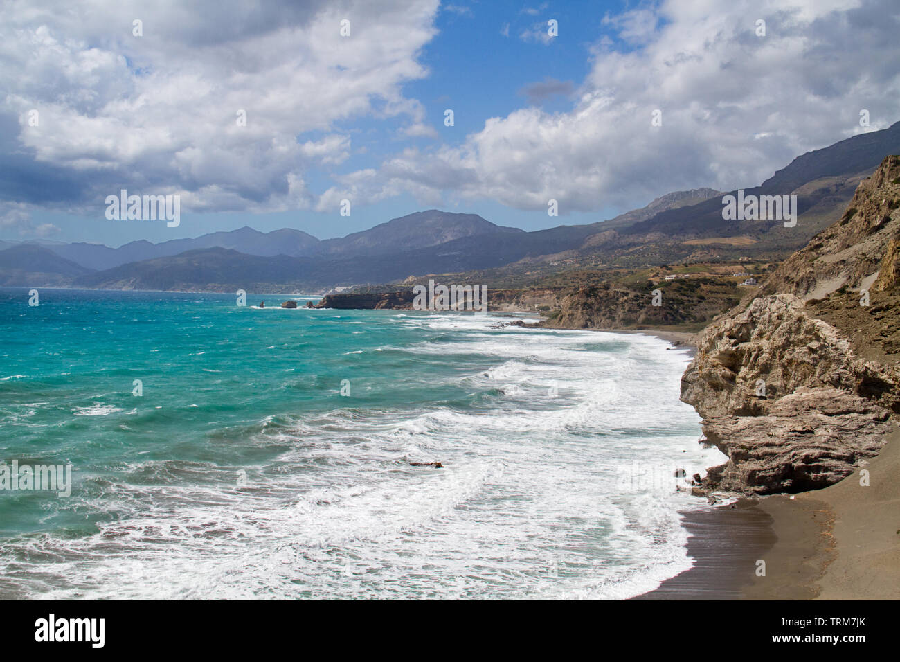 Costa del sud di Creta nei pressi di Aghios Pavlos, breakers laminazione su verde blu del mare Mediterraneo Foto Stock