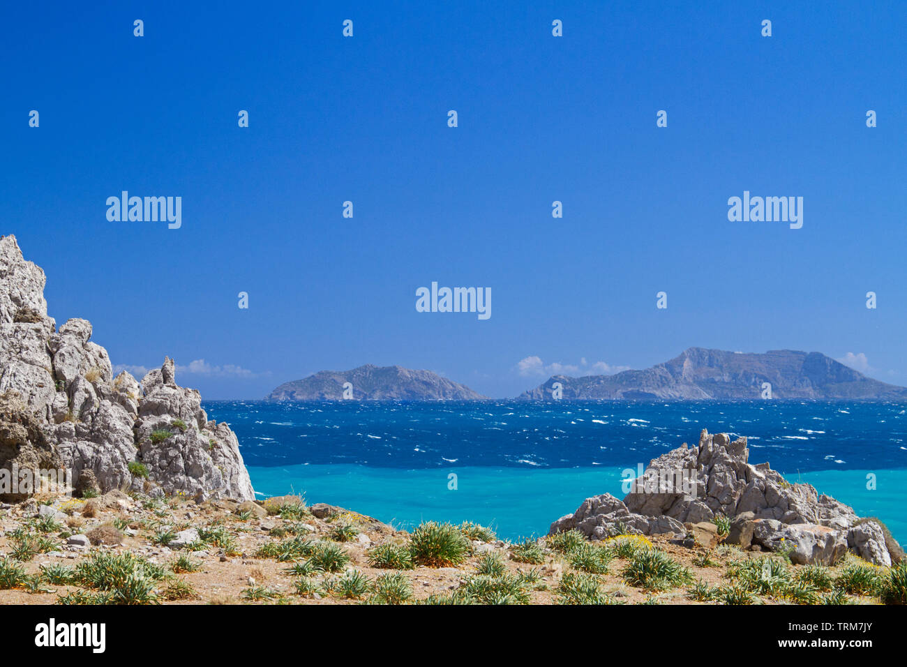 Vista sul mare mediterraneo blu sul disabitate isole Paximadia dalla costa di Creta, nei pressi di Aghios Pavlos Foto Stock