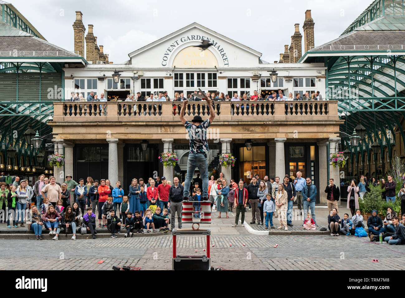 Artisti di strada che intrattengono una folla a Covent Garden, Londra, Inghilterra. Foto Stock