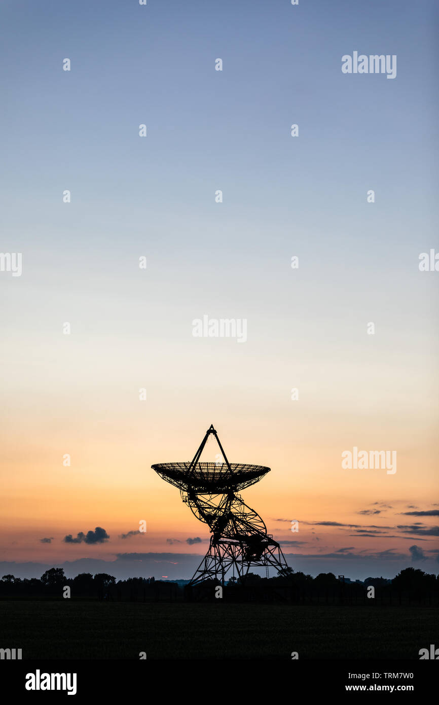Radio in disuso osservatorio astronomico al tramonto, Cambridge nel Regno Unito Foto Stock