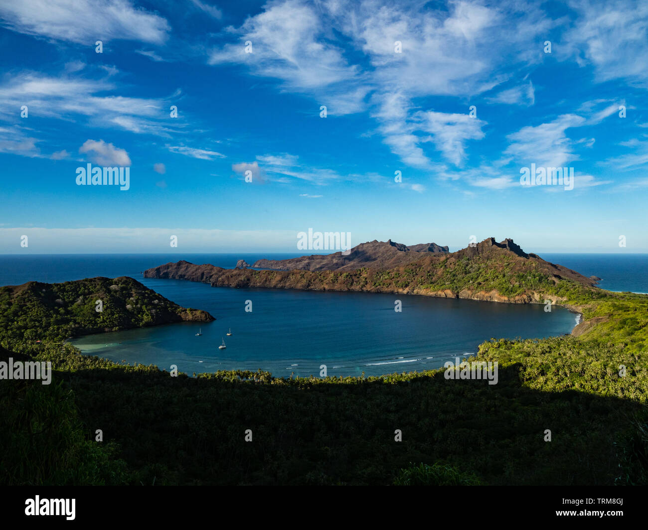 La vista al di sopra della baia Anaho su Nuku Hiva isola, Marquesas, Polinesia Francese Foto Stock