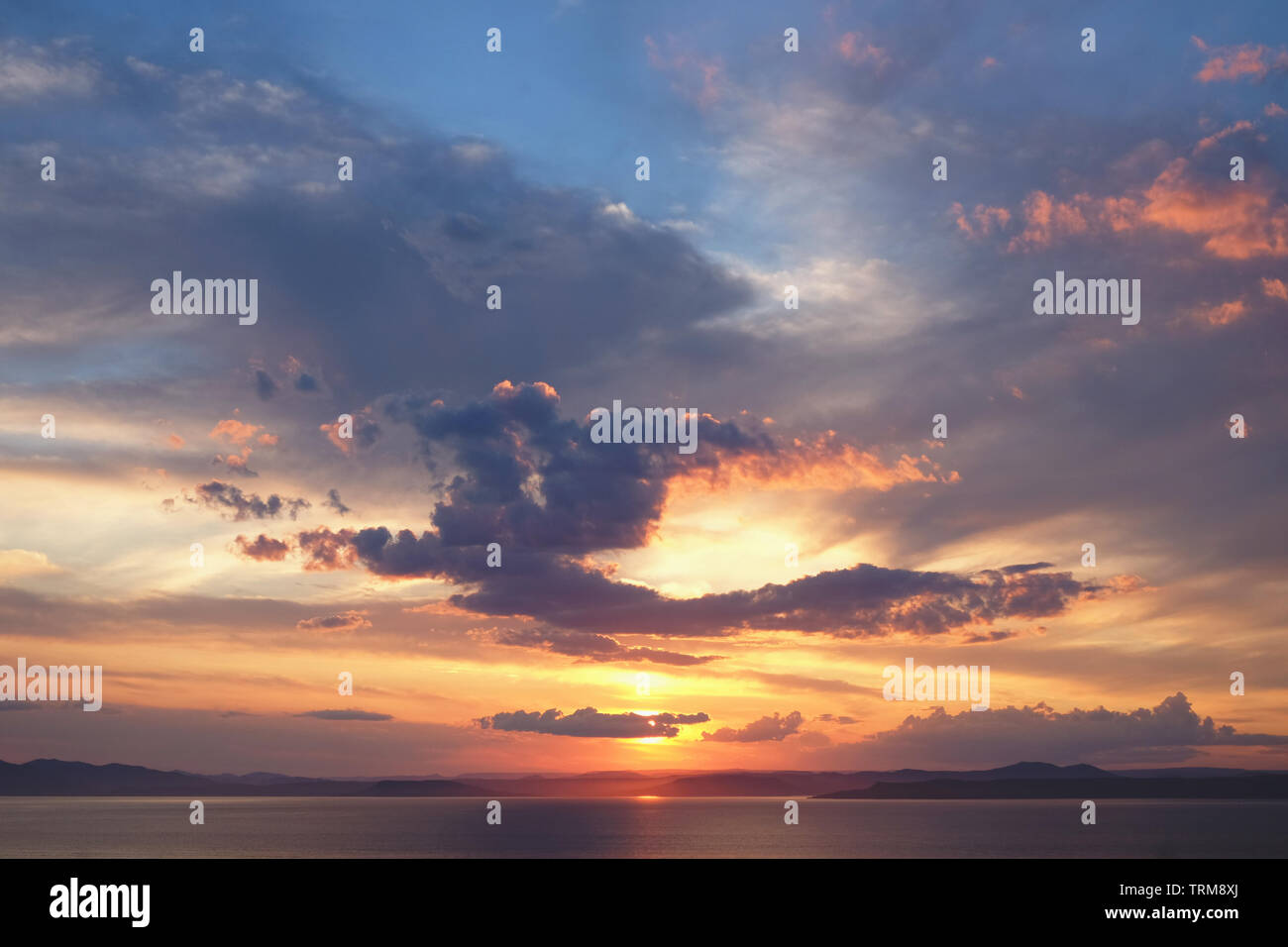 Bella Nuvoloso Tramonto e mare paesaggio. Rosa e Oro cielo colorato in serata. Foto Stock