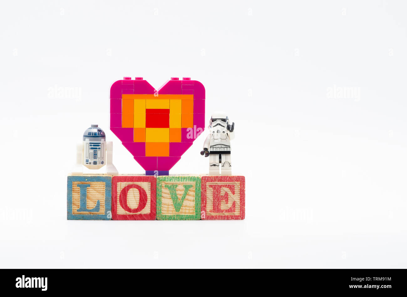 Pezzo di lego offrendo forma di cuore con la parola amore. Lego minifigures  sono fabbricati da Lego Foto stock - Alamy
