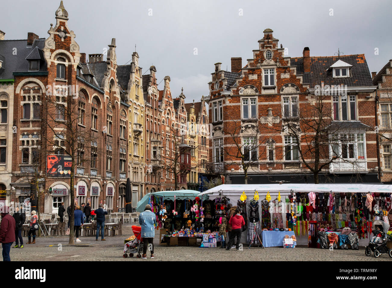 Mercato davanti alla statua di Jacob van Artevelde sul mercato del venerdì a Gand Foto Stock