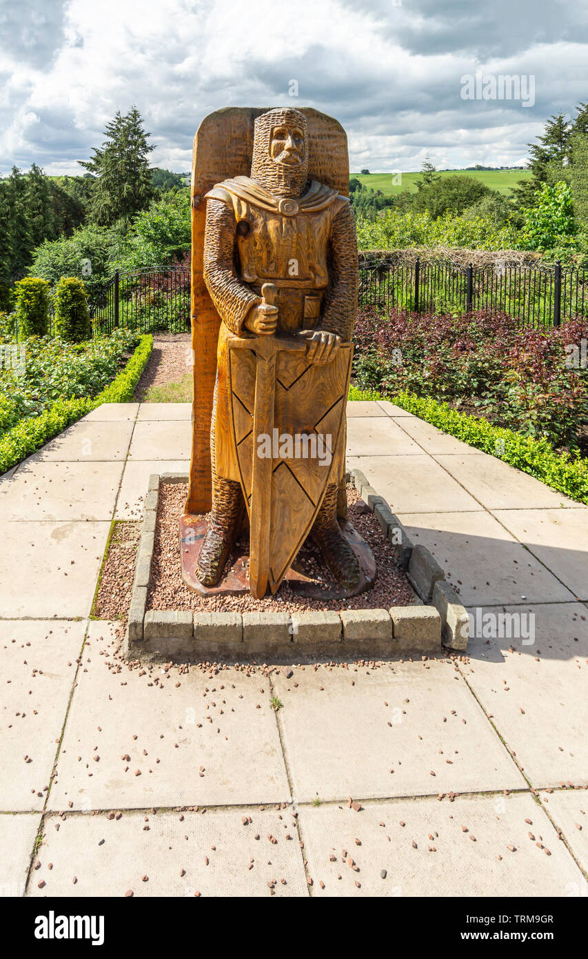 Statua lignea di Braveheart Sir William Wallace nel Giardino di Rose Castlebank Park Lanark South Lanarkshire Regno Unito Scozia Foto Stock