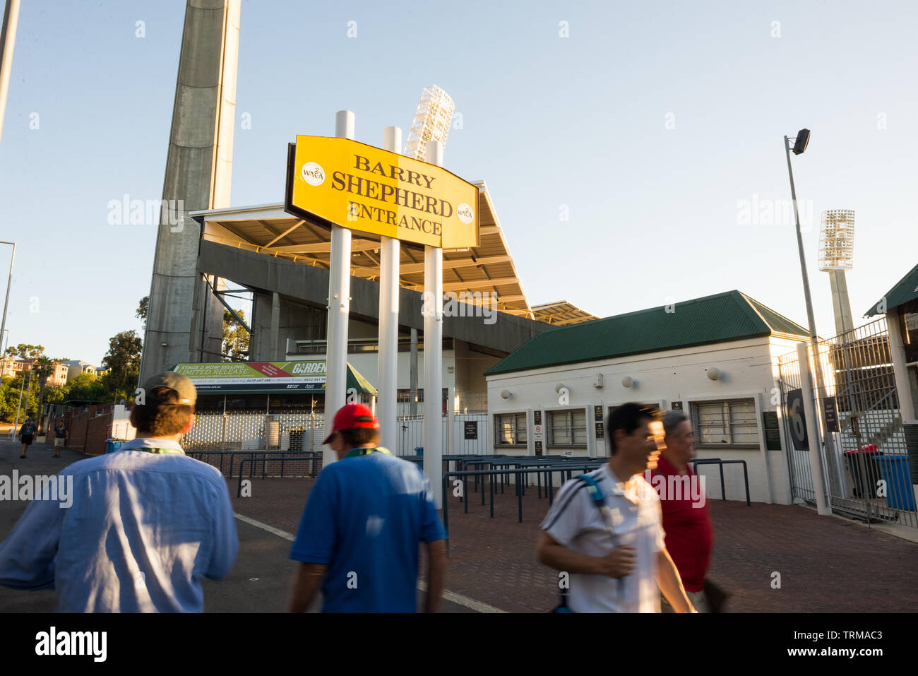 Tifosi di cricket al di fuori della massa WACA nella zona est di Perth, Western Australia. Foto Stock