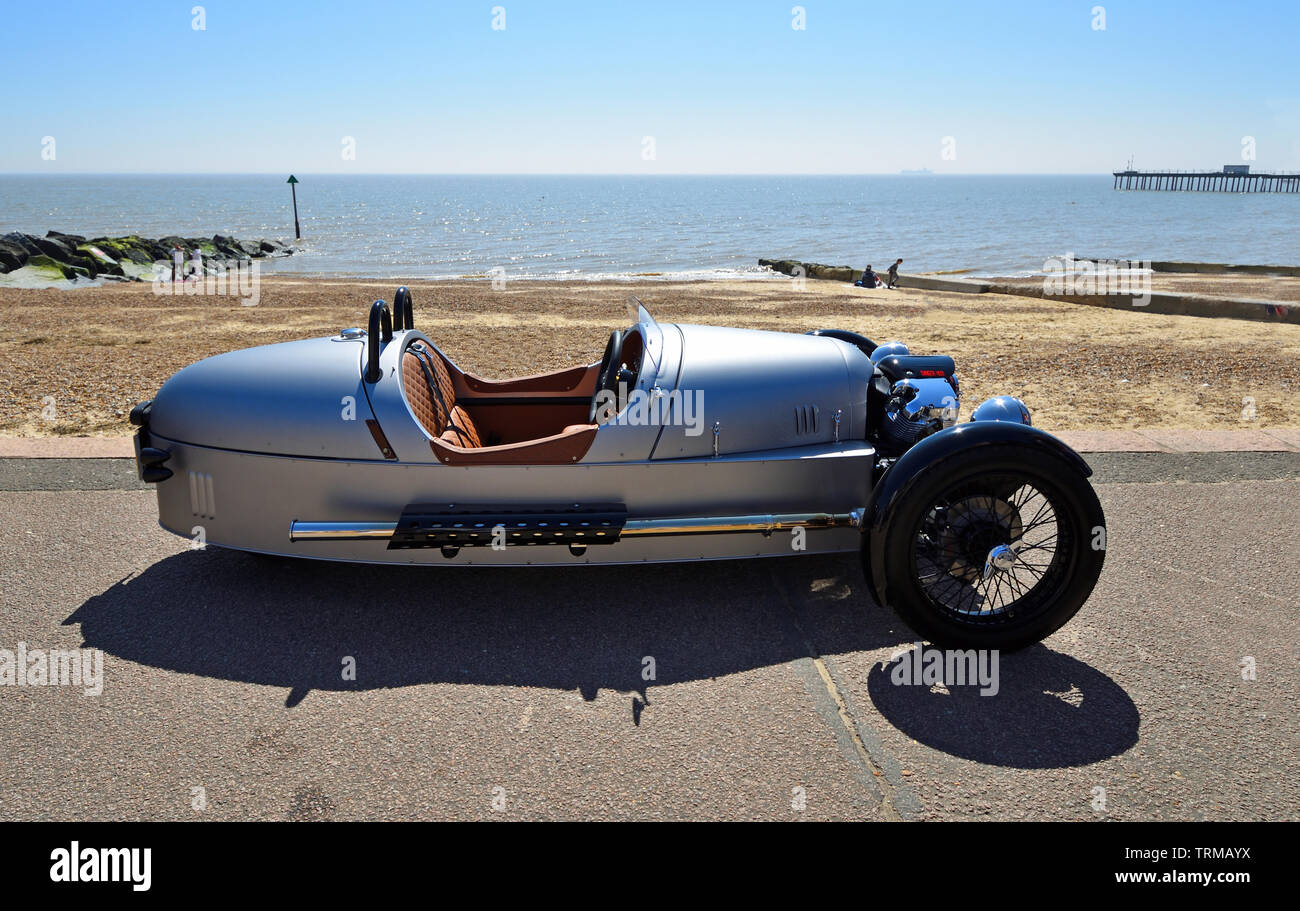 Classic Silver Morgan 3 motore a ruote auto parcheggiate sul lungomare. Foto Stock