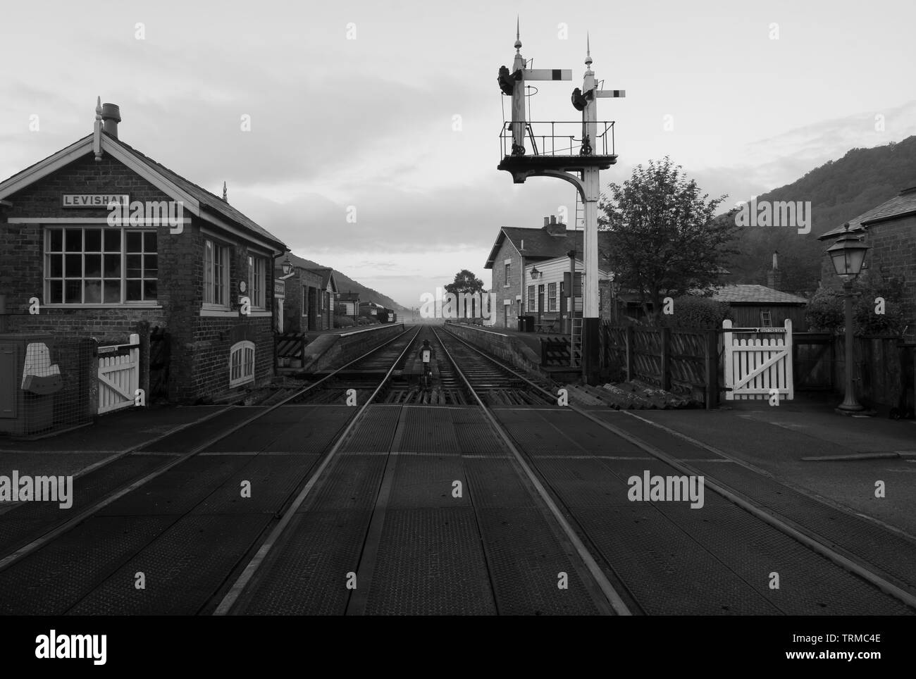 Era come tornare indietro nel tempo come la nebbia mattutina sollevata sulla North Yorkshire Moors Railway al Levisham stazione ferroviaria. Il 9 giugno 2019 Foto Stock