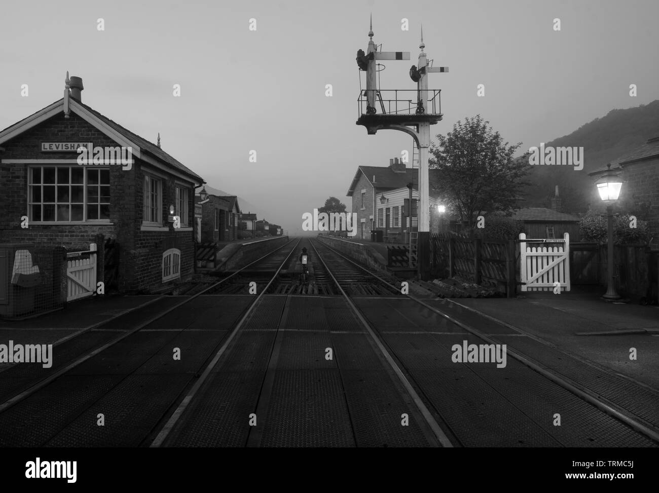 Era come tornare indietro nel tempo come la nebbia mattutina è venuto in su il North Yorkshire Moors Railway al Levisham stazione ferroviaria. Il 9 giugno 2019 Foto Stock