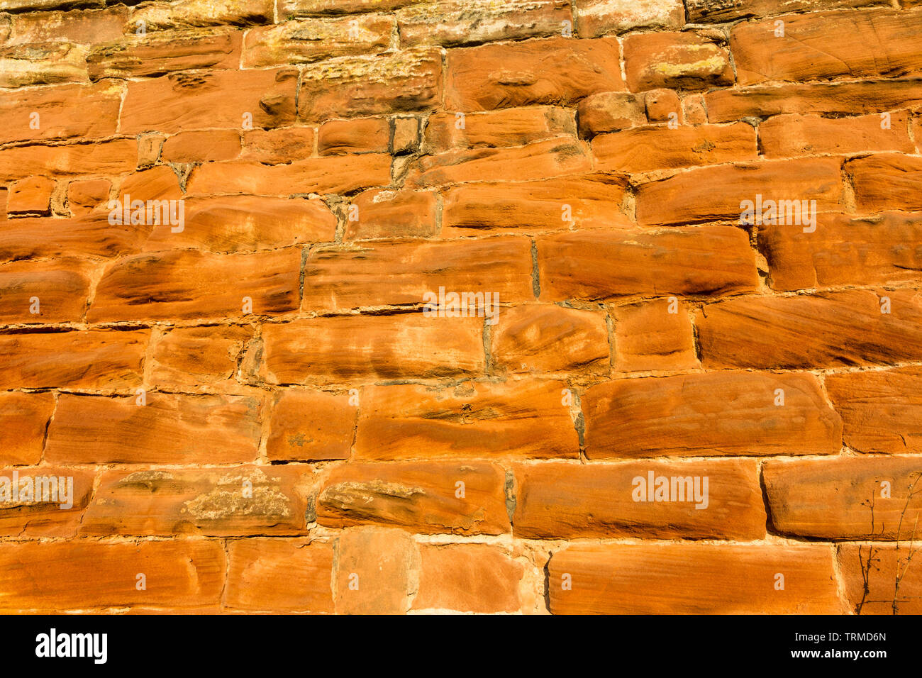 Sfondo di pietra arenaria, muro di mattoni illuminato dal sole che tramonta e Chester City Walls Foto Stock