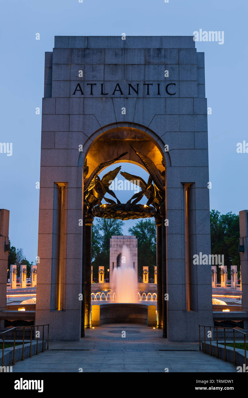 WW II Memorial Pavilion che rappresenta il teatro Atlantico National Mall  di Washington DC Foto stock - Alamy