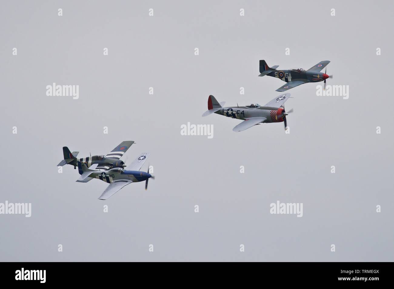 P-47 Thunderbolt, Wildcat e due P-51 Mustangs effettuando una speciale flypast a IWM Duxford per commemorare il settantacinquesimo anniversario del D-Day Foto Stock