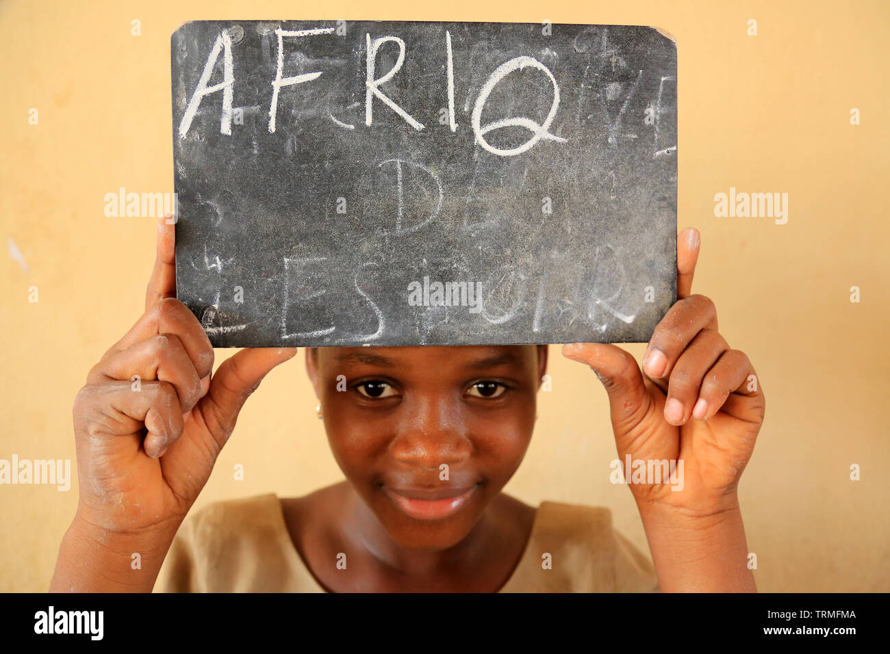 Iscrizione du mot Afrique sur une ardoise. Ecole primaire. La convenzione di Lomé. Il Togo. Afrique de l'Ouest. Foto Stock