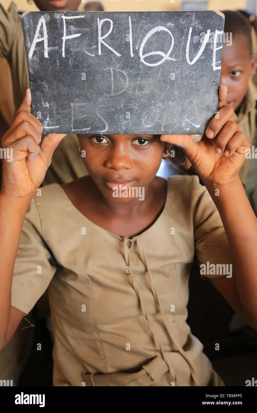 Iscrizione du mot Afrique sur une ardoise. Ecole primaire. La convenzione di Lomé. Il Togo. Afrique de l'Ouest. Foto Stock