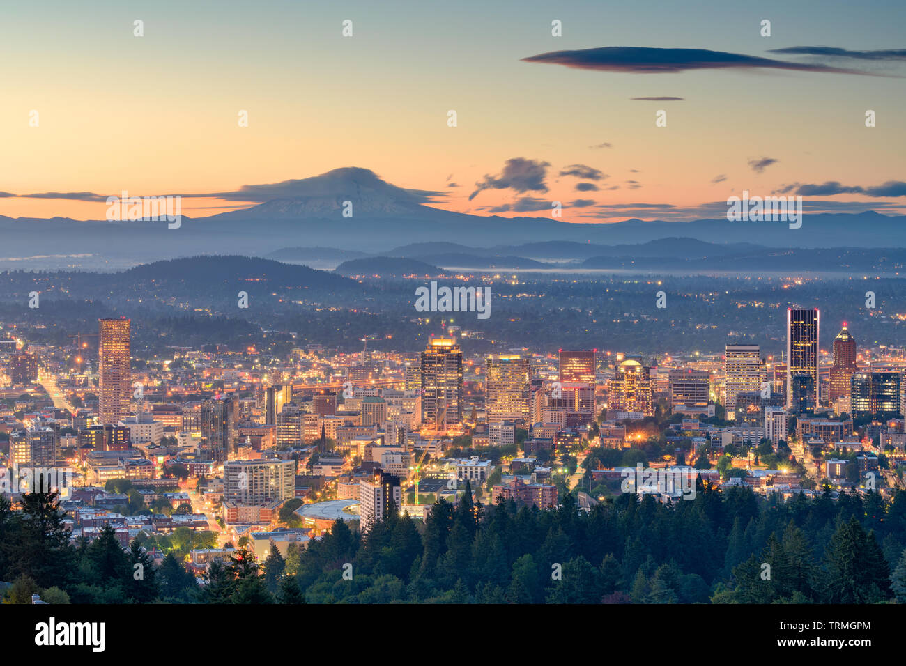 Portland, Oregon, Stati Uniti d'America skyline del centro con Mt. Il cofano all'alba. Foto Stock