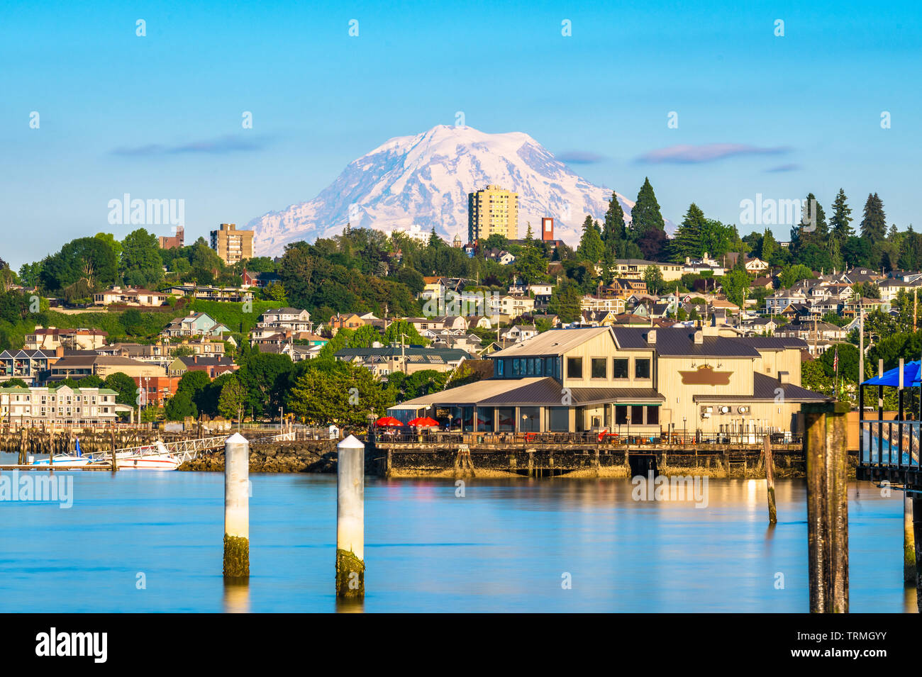 Tacoma, Washington, Stati Uniti d'America con Mt. Rainier nella distanza sulla baia di inizio. Foto Stock