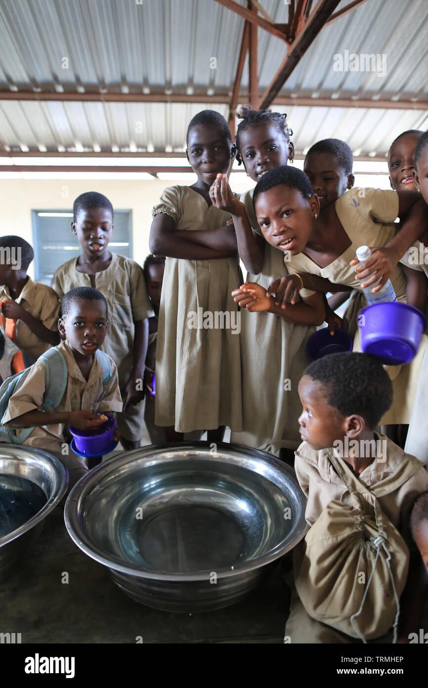 La distribuzione de l'eau pour la vaisselle. Ecole primaire. La convenzione di Lomé. Il Togo. Afrique de l'Ouest. Foto Stock