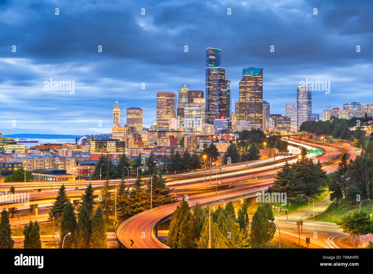 Seattle, Washington, Stati Uniti d'America skyline del centro e autostrade al crepuscolo. Foto Stock