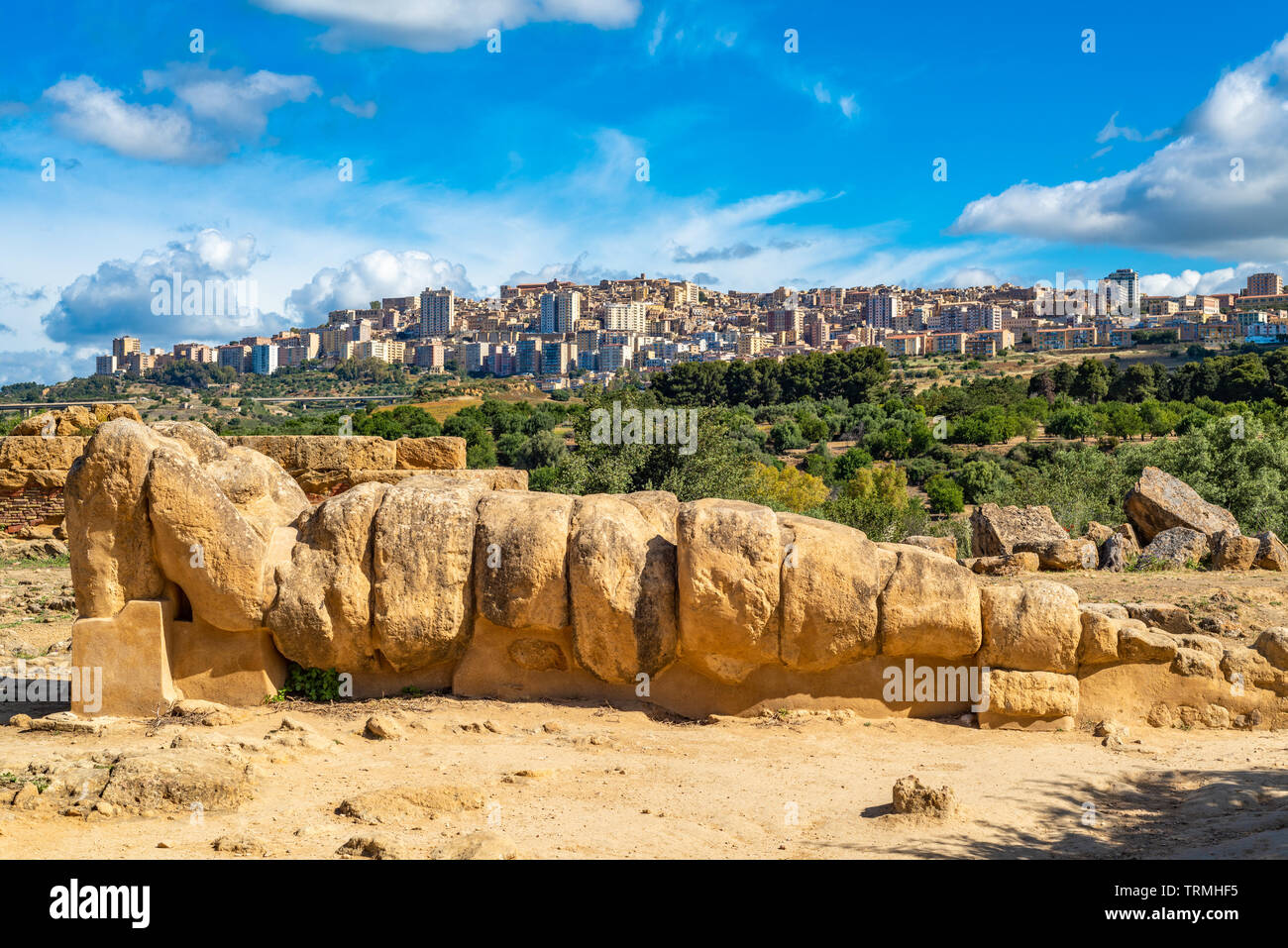 Statua di Atlas nel Tempio di Zeus Olimpio, Agrigento, Sicilia, Italia Foto Stock