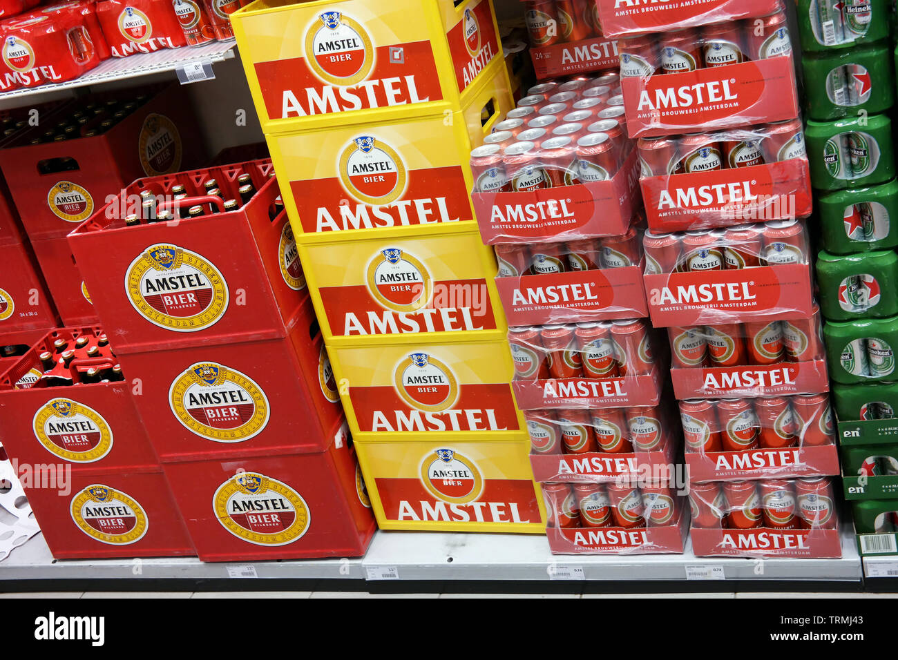 Pila di Amstel casse di birra e lattine in un commercio all'ingrosso Foto Stock