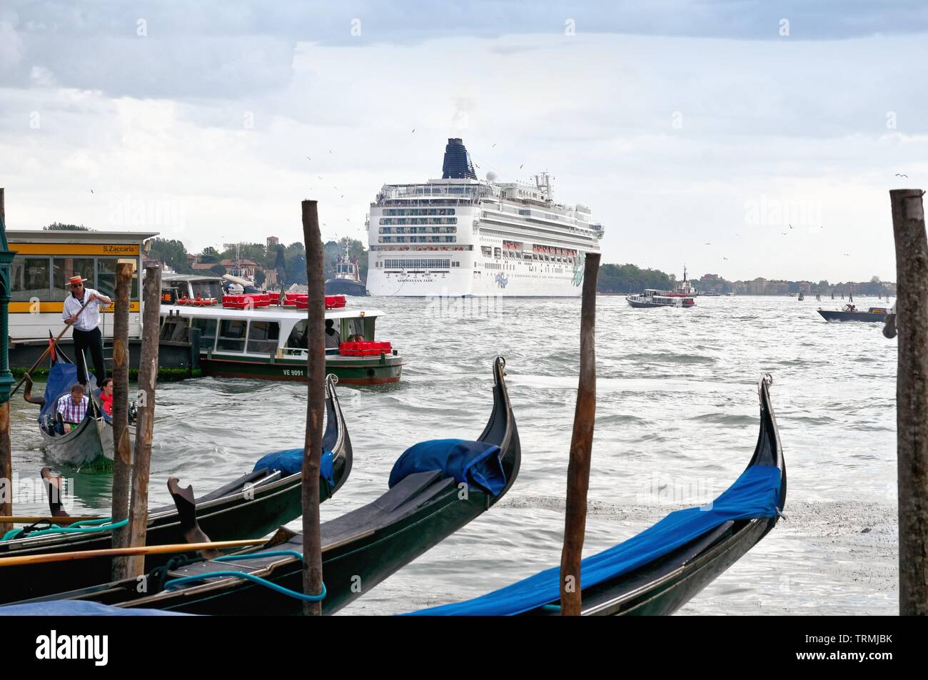 Una grande crociera in partenza da Venezia come visto dal lungomare con gondole in primo piano, Italia Europa UE Foto Stock