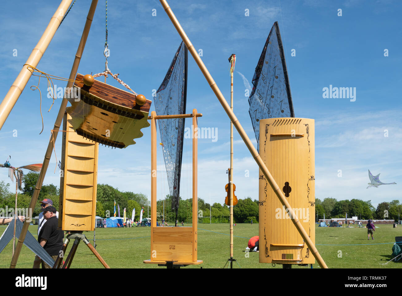 Arpe Eolie, strumenti musicali riprodotti dal vento, sul display al Basingstoke Kite Festival in Hampshire, Regno Unito Foto Stock