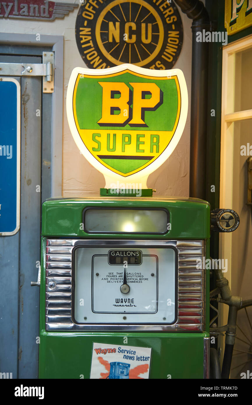 Smalto Vintage insegne pubblicitarie sul display del Lakeland Motor Museum, Newby Bridge, Windermere, Cumbria, Regno Unito, GB Foto Stock