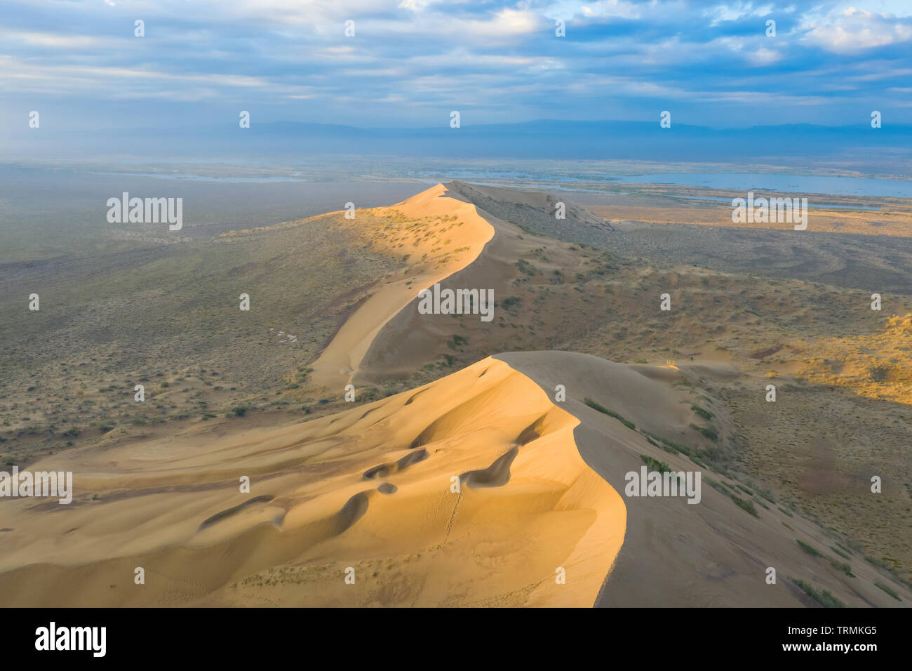 Vista aerea del canto duna di sabbia (Barchan) in Altyn-Emel National Park, Kazakistan Foto Stock