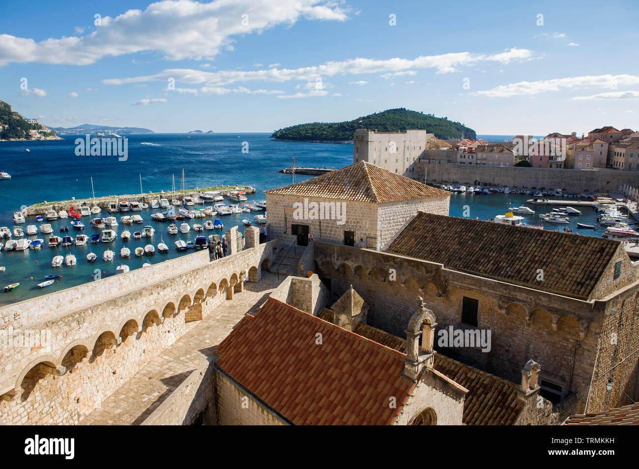 Il vecchio porto, dalle mura della città sopra Ploče Gate, stari grad, Dubrovnik, Croazia Foto Stock