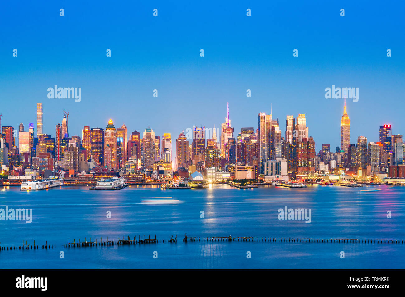 New York, New York, Stati Uniti d'America Midtown skyline di Manhattan sul fiume Hudson di notte. Foto Stock