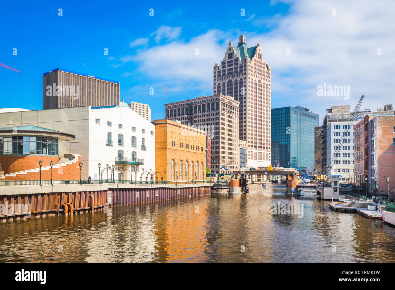 Milwaukee, Wisconsin, Stati Uniti d'America skyline del centro sul fiume Milwaukee nelle ore diurne. Foto Stock