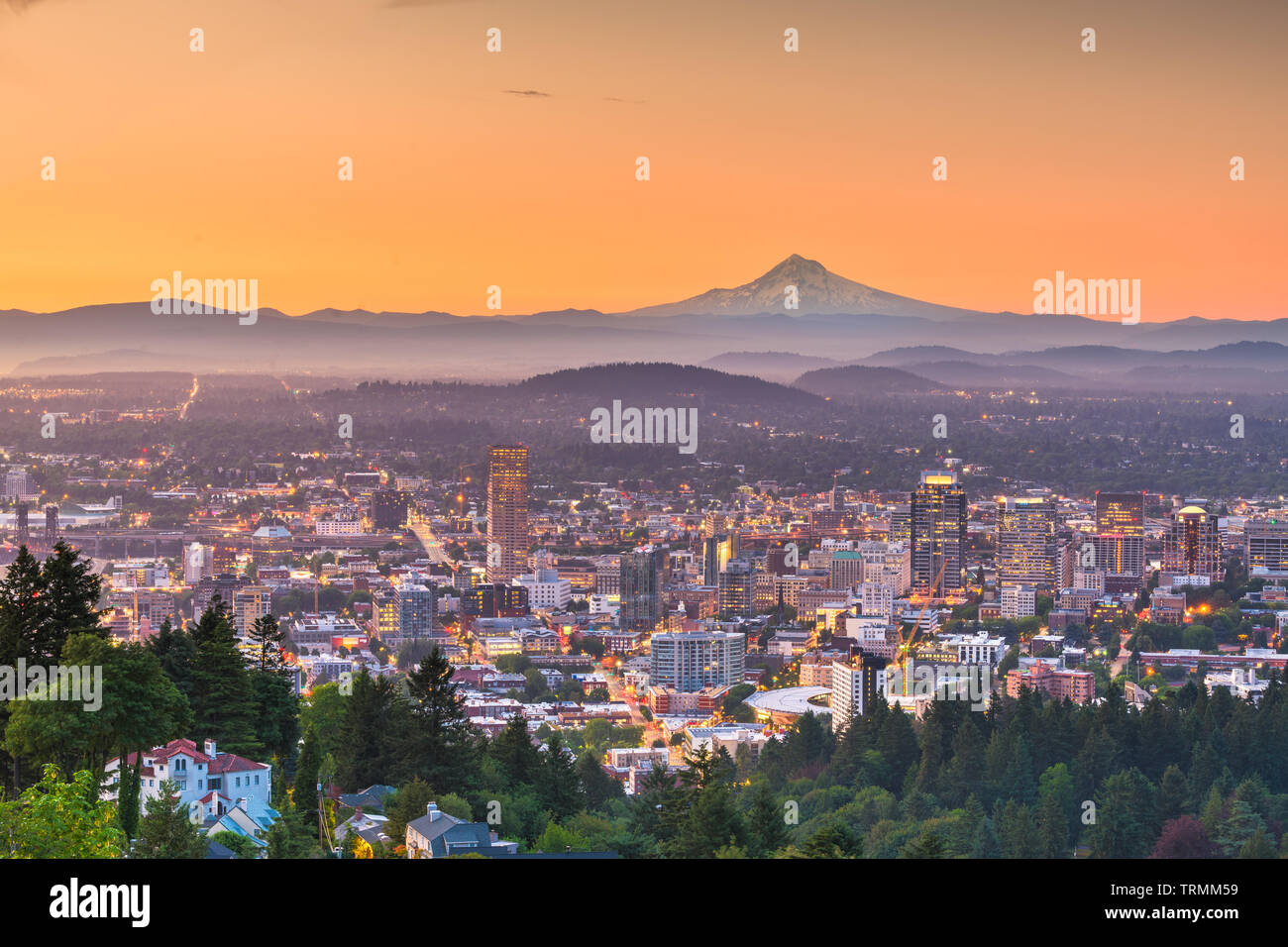 Portland, Oregon, Stati Uniti d'America skyline del centro con Mt. Il cofano all'alba. Foto Stock