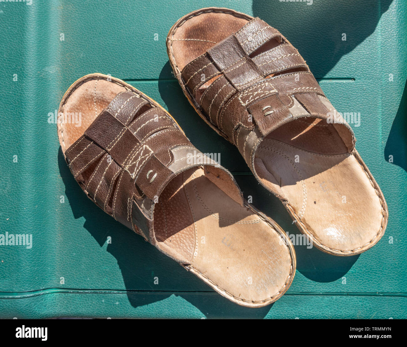 Una coppia di uomo di colore marrone, sandali di cuoio visto da sopra come  indossato su un giorno d'estate Foto stock - Alamy