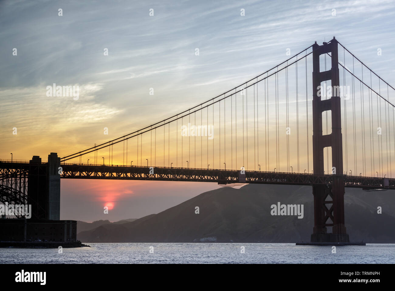 Il Golden Gate Bridge e Fort Point con il sole filtrato dal nord della California incendi fumo. Foto Stock