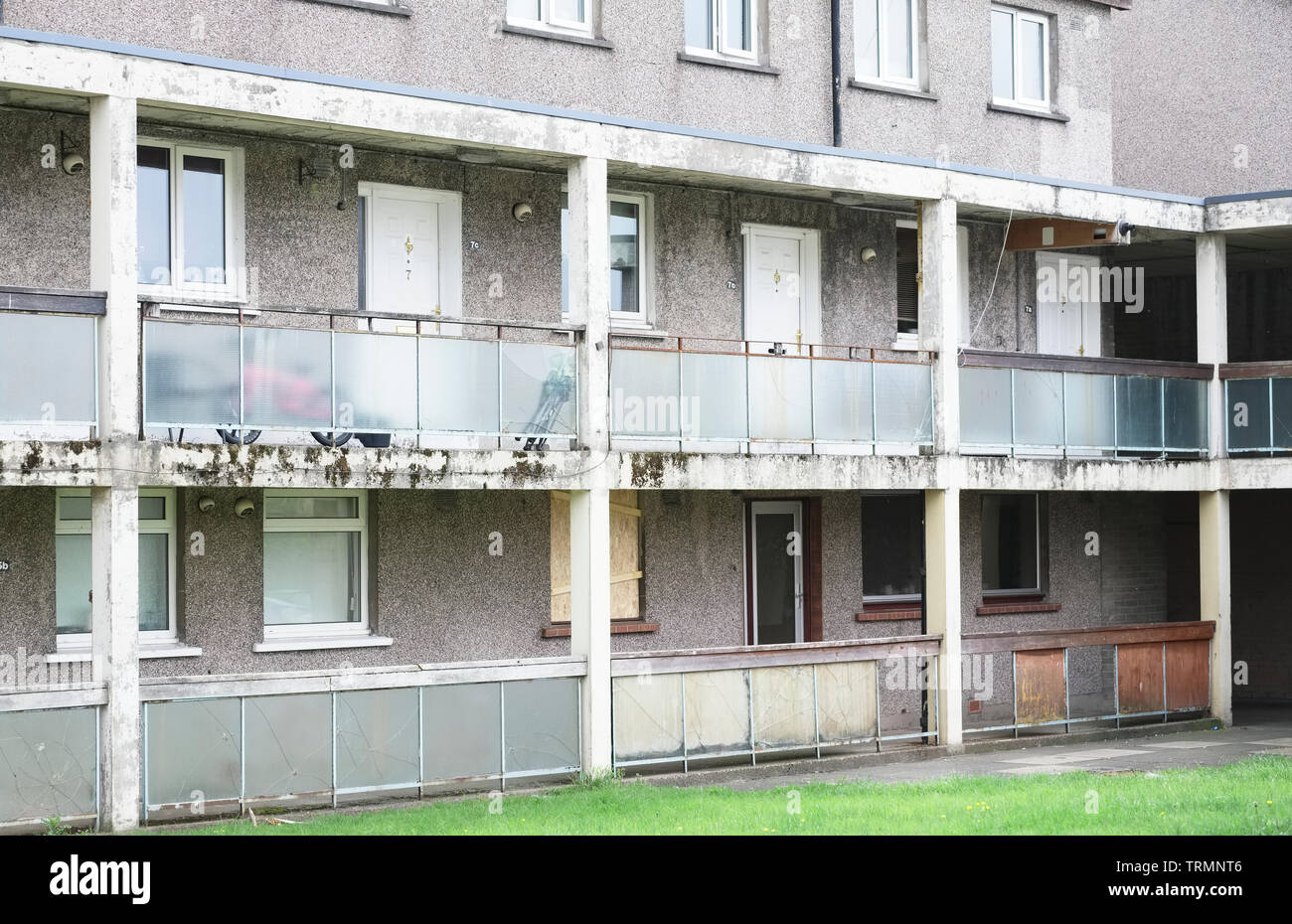 Povero Consiglio appartamenti casa abbandonata nel villaggio con bad povertà in Glasgow Foto Stock