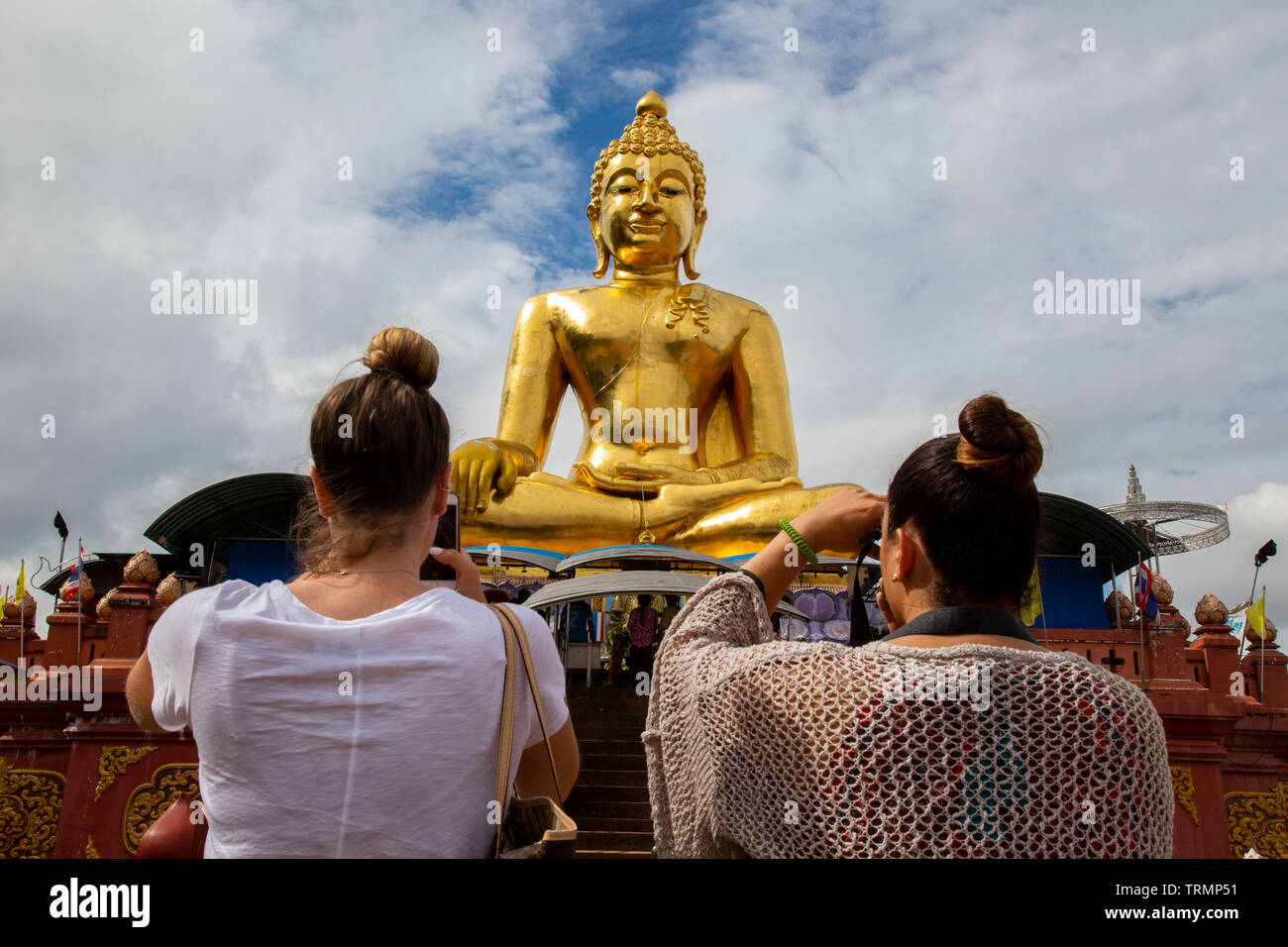I giovani a fotografare il grande Buddha nel Triangolo d oro in Chiang Rai Foto Stock