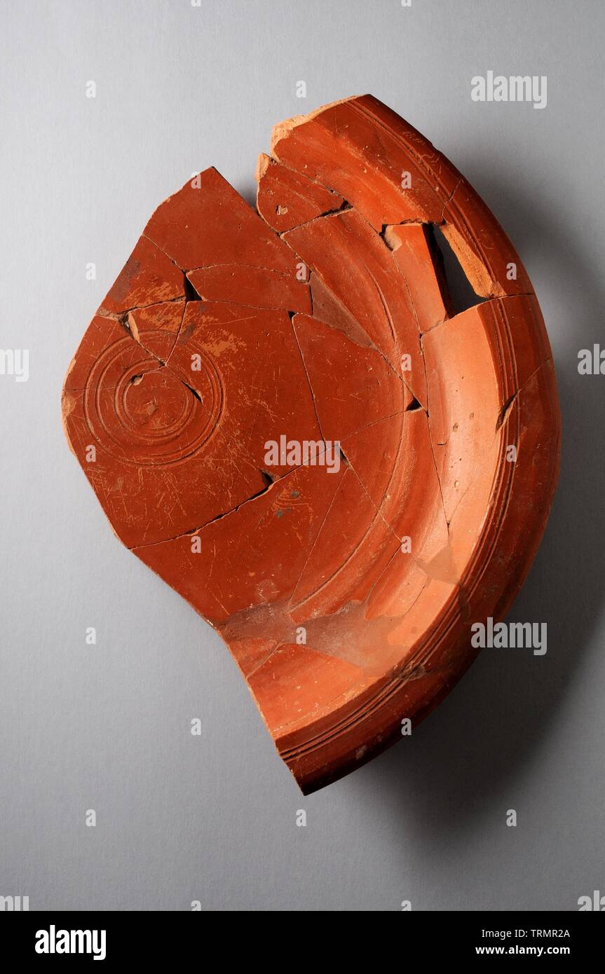 Piastra in ceramica ispanica africana di imitazione ' terra sigillata '. Diametro cerchio 270 mm diametro di base 64 mm altezza 42 mm ( 5 ° CE )- periodo Romano , da Foto Stock
