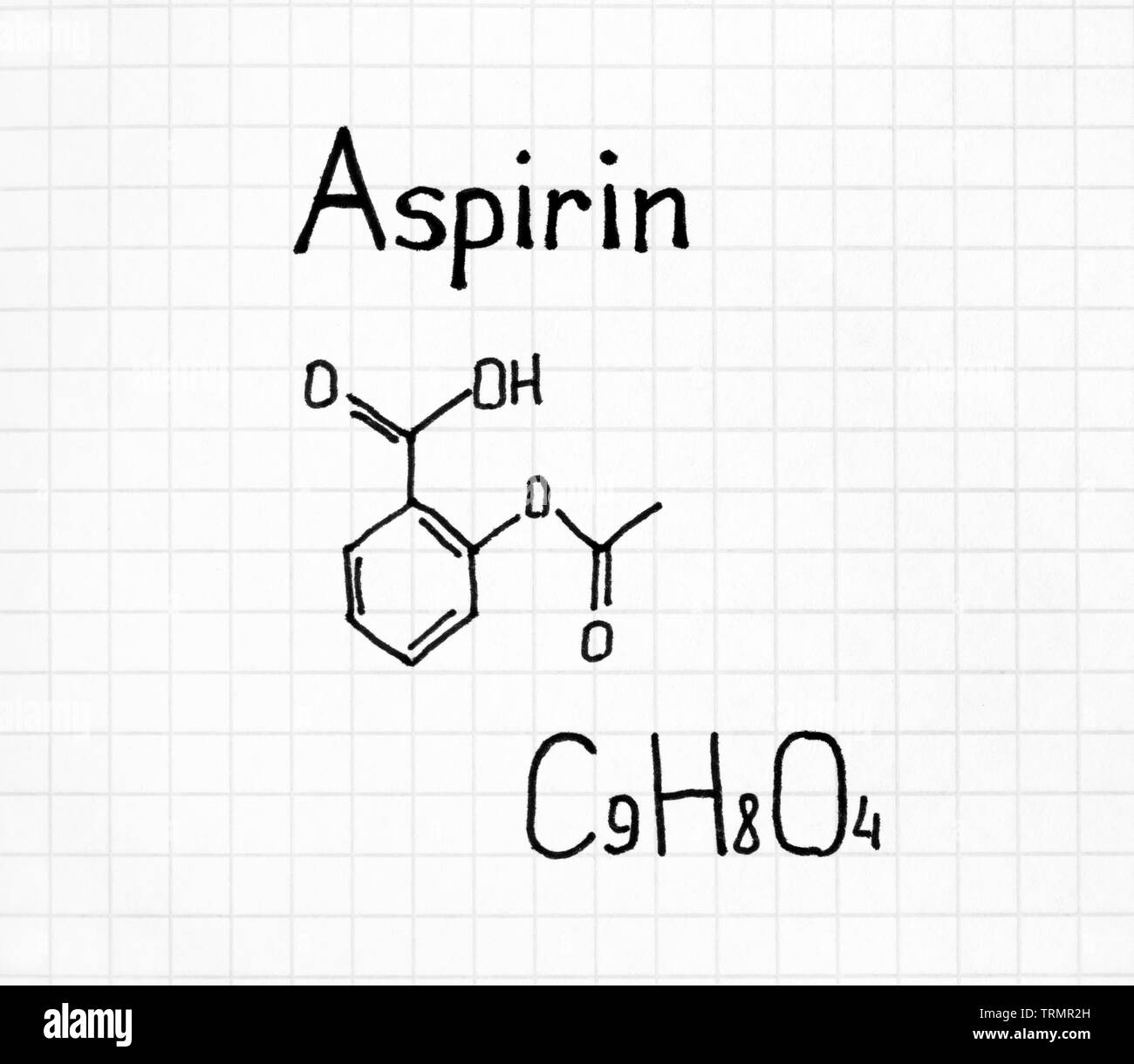 Scrittura di una formula chimica di aspirina. Close up Foto stock - Alamy