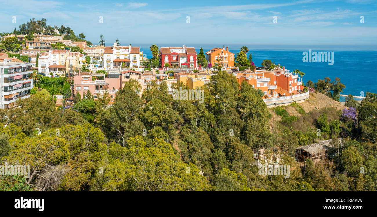 Vista panoramica splendida vista in Malaga con i suoi edifici colorati e mare mediterraneo, Spagna. Foto Stock