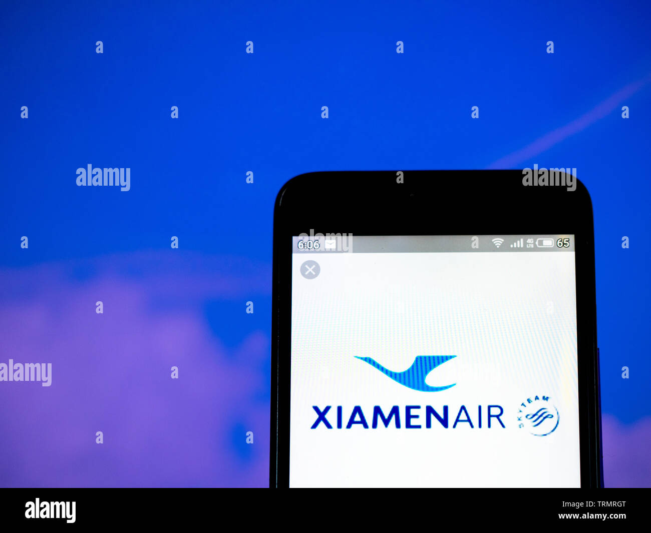 In questa foto illustrazione il logo XiamenAir si vede visualizzato su uno smartphone Foto Stock