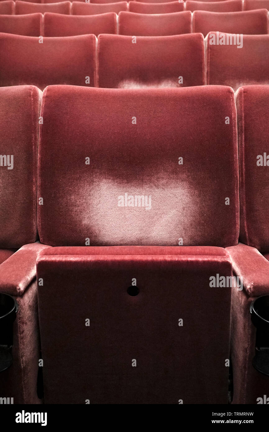 Rosso corallo sedi del teatro Foto Stock